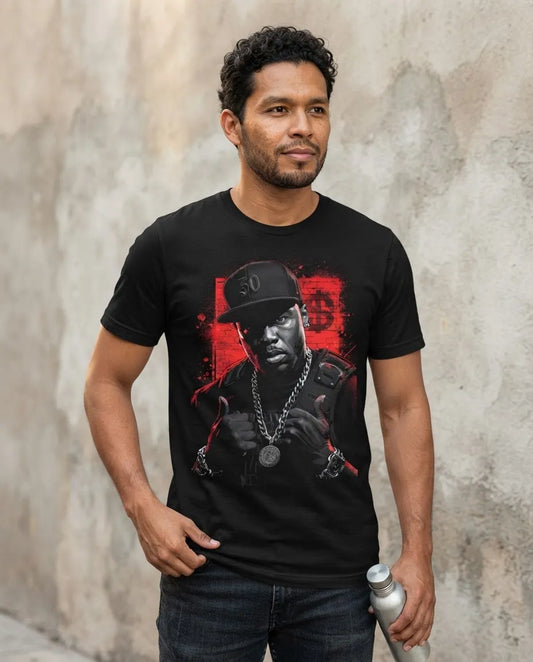 luciendo la Camiseta Rapero 50 Cent en un outfit urbano streetwear.