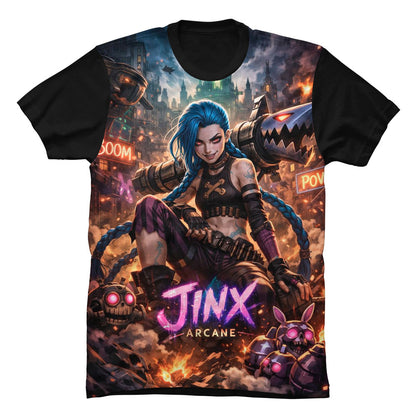 Camiseta negra de algodón con un diseño gráfico dinámico de Jinx de Arcane y la palabra estilizada "Boom" rodeada de efectos visuales