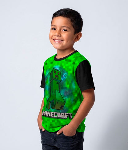 niño usando camiseta negra de piel de durazno para niños con el diseño gráfico central del personaje "El Creeper" de Minecraft