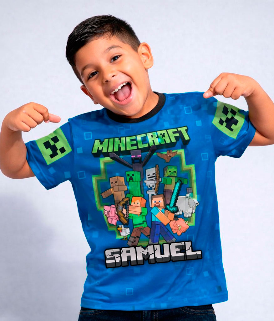 Camiseta de Minecraft personalizada con nombre, destacando un diseño a todo color con personajes y biomas vibrantes