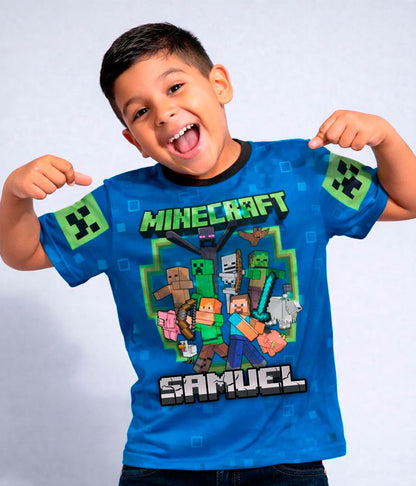 Camiseta de Minecraft personalizada con nombre, destacando un diseño a todo color con personajes y biomas vibrantes