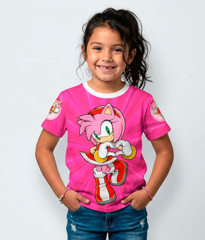 Niña fan de Sonic usando la camiseta de Amy Rose de la tienda La Camiseta.