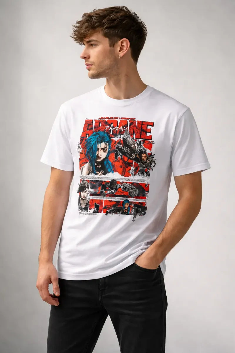 Modelo vistiendo la camiseta de League of Legends Arcane, destacando un look urbano, moderno y cómodo para gamers