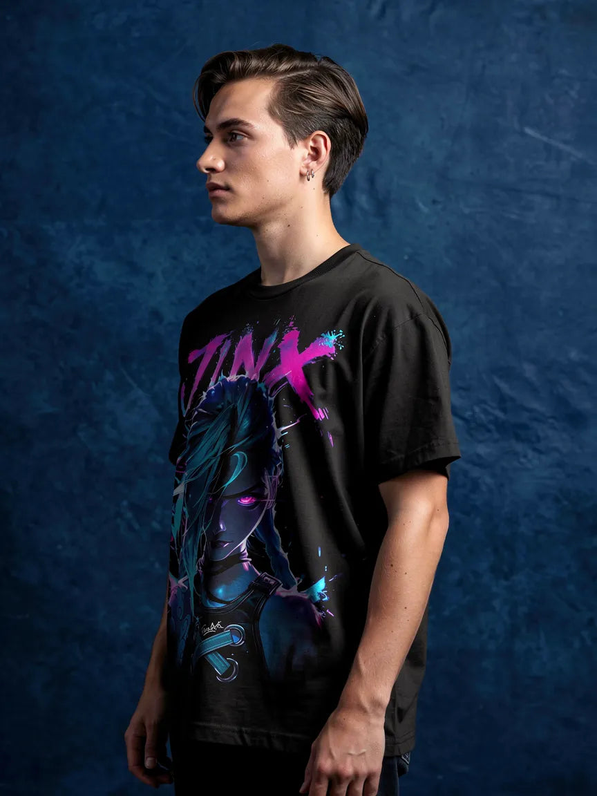 Fan de Arcane vistiendo la camiseta edición Jinx Powder, mostrando un outfit urbano y cargado de significado para la comunidad gamer