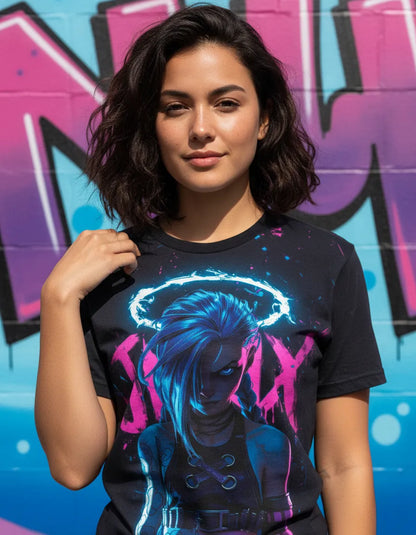 Primer plano del estampado de alta calidad de Jinx, mostrando los detalles de los trazos y colores resistentes al lavado