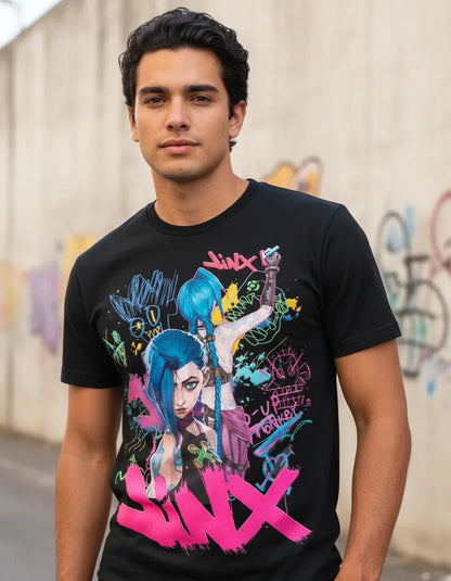 Primer plano del estampado estilo graffiti de Jinx, resaltando los trazos tipo aerosol y la intensidad de los colores