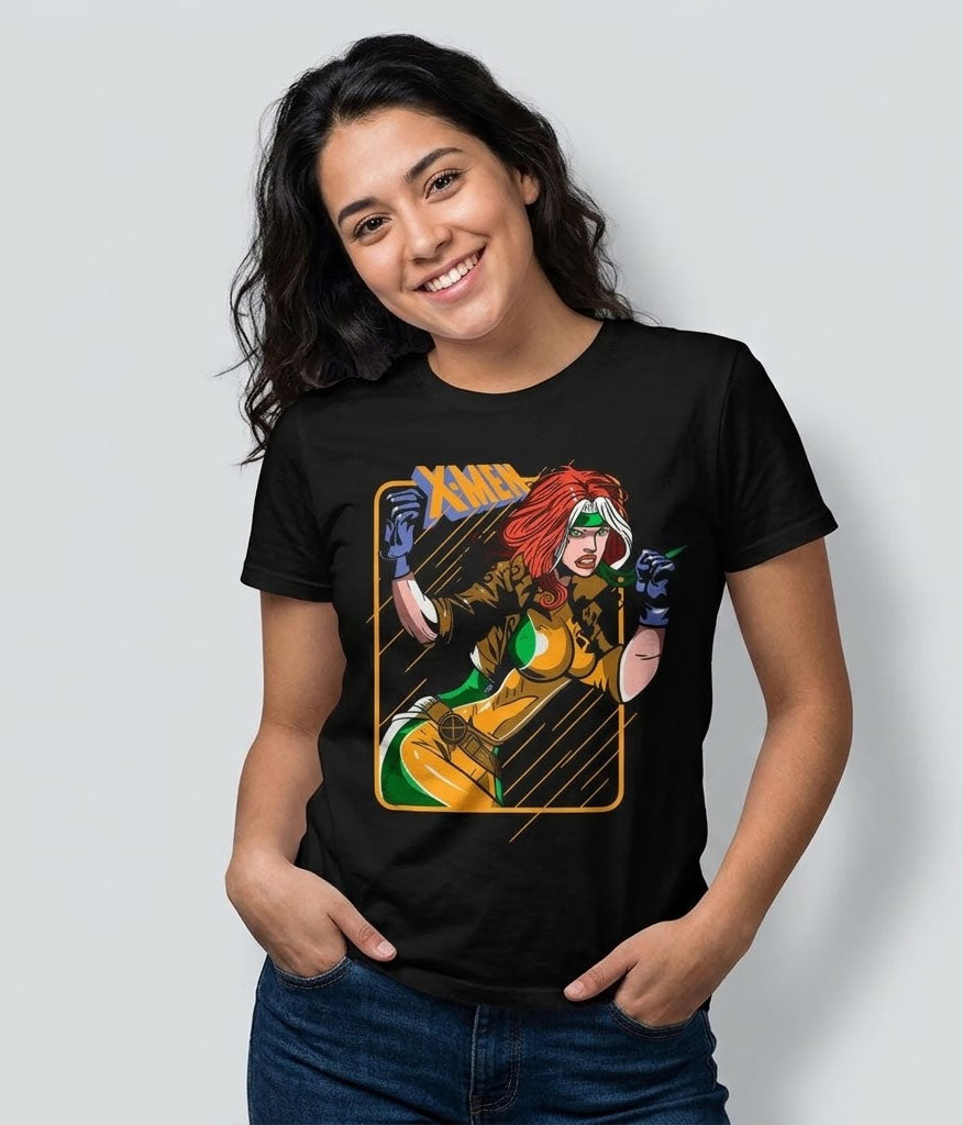 Modelo luciendo la Camiseta Rogue Titania X-Men en un outfit urbano streetwear.