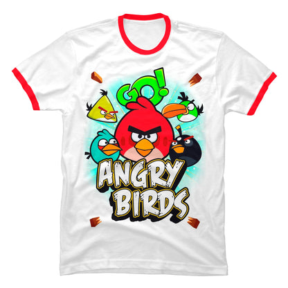 Primer plano de los acabados y costuras reforzadas en el cuello y las mangas del modelo Ringer de Angry Birds, confeccionado en algodón