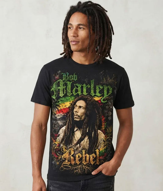 Modelo luciendo la Camiseta Bob Marley Rebel en un outfit urbano streetwear musical.