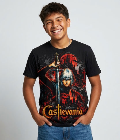 Modelo luciendo la Camiseta Castlevania Alucard en un outfit urbano streetwear gótico.
