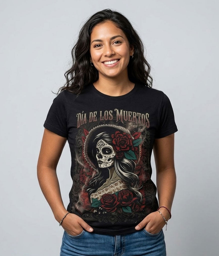 Modelo luciendo la Camiseta Catrina Día de los Muertos en un outfit urbano streetwear.