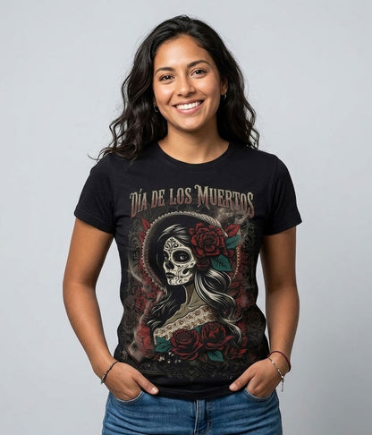 Modelo luciendo la Camiseta Catrina Día de los Muertos en un outfit urbano streetwear.