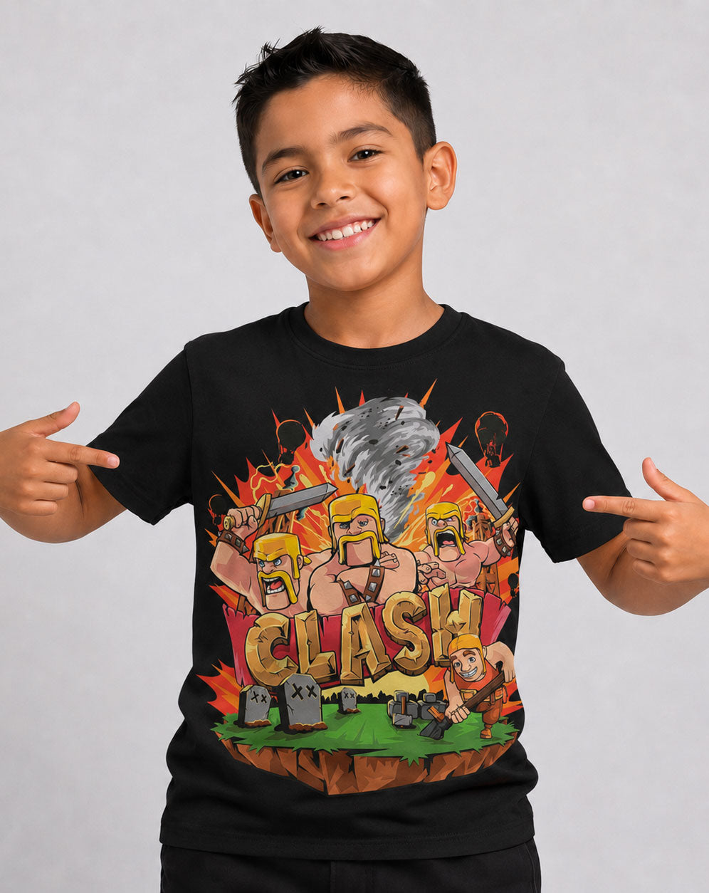 niño usando de forma casual la camiseta de Clash of Clans Héroe, mostrando un look urbano moderno y de estilo streetwear gamer.