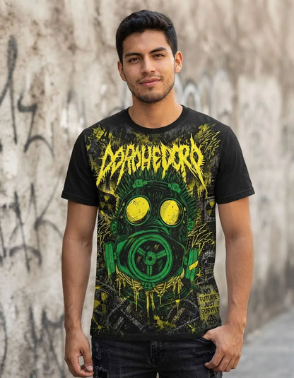 Modelo luciendo la Camiseta Dorohedoro Máscara de Gas en un outfit urbano streetwear anime.