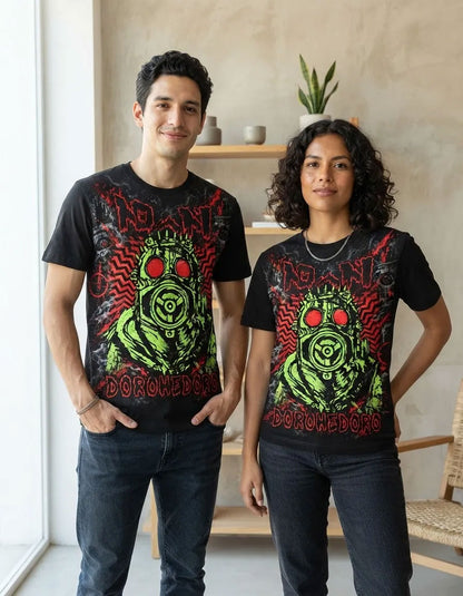 Modelos luciendo la Camiseta Dorohedoro Kaiman en un outfit urbano streetwear anime.