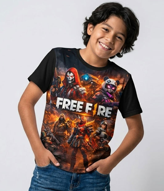 Joven gamer usando de forma casual la camiseta de Free Fire 2026, mostrando un outfit cómodo, moderno y de estilo streetwear urbano