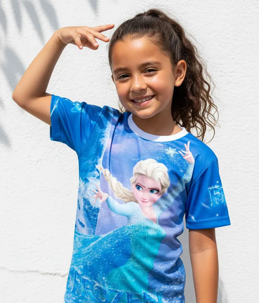 Niña sonriendo y usando la camiseta de Frozen Elsa de la colección exclusiva de princesas de La Camiseta