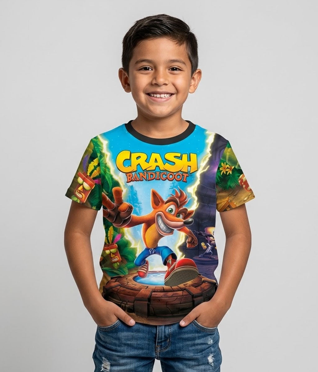 Modelo luciendo la Camiseta Crash Bandicoot Gamer en un outfit urbano streetwear.