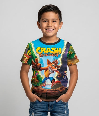 Modelo luciendo la Camiseta Crash Bandicoot Gamer en un outfit urbano streetwear.