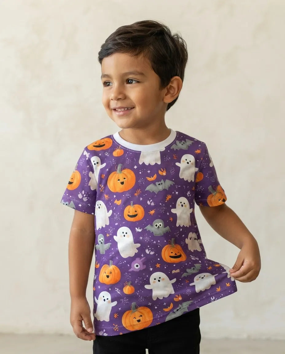 Modelo luciendo la Camiseta Halloween Calabazitas en un outfit urbano streetwear festivo.
