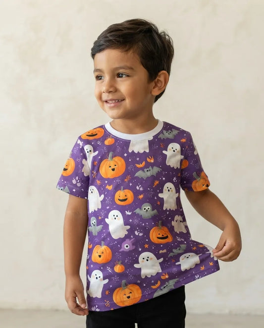 Modelo luciendo la Camiseta Halloween Calabazitas en un outfit urbano streetwear festivo.