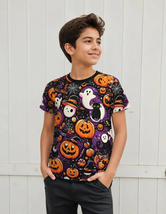 Modelo luciendo la Camiseta Feliz Halloween en un outfit urbano streetwear festivo.