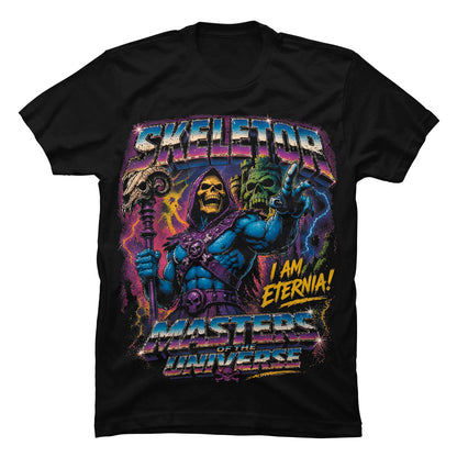 Primer plano del estampado en alta definición de Skeletor, mostrando los vivos colores morados y azules inspirados en la serie animada clásica de los 80
