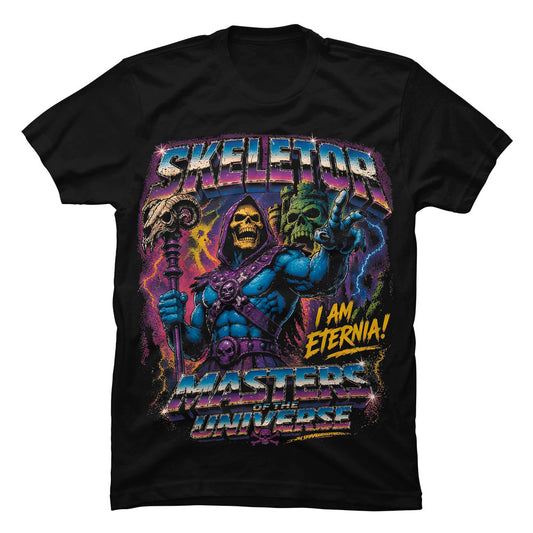 Primer plano del estampado en alta definición de Skeletor, mostrando los vivos colores morados y azules inspirados en la serie animada clásica de los 80