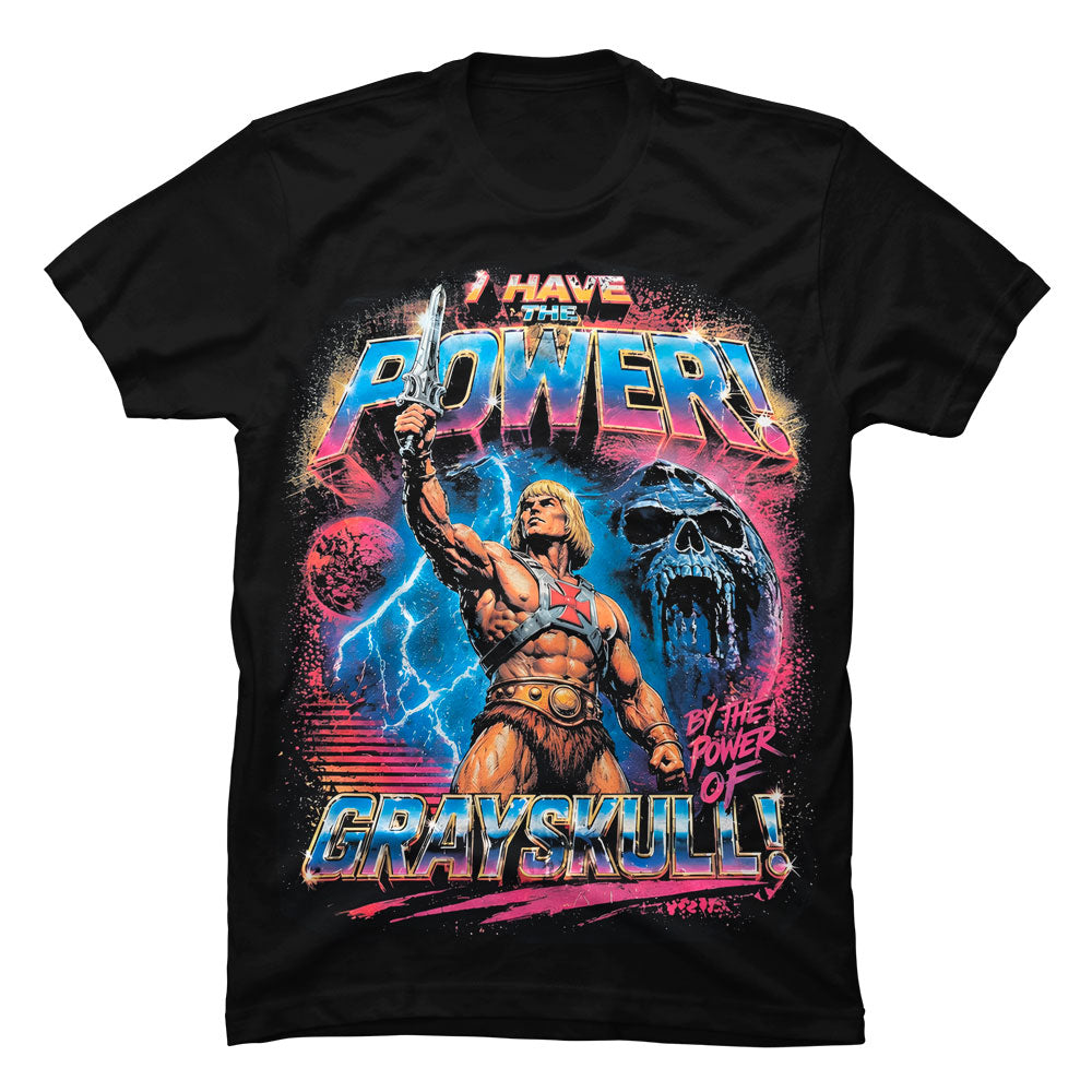 Primer plano de la impresión avanzada de He-Man, con colores vivos y texturas resistentes que no se cuartean con las lavadas