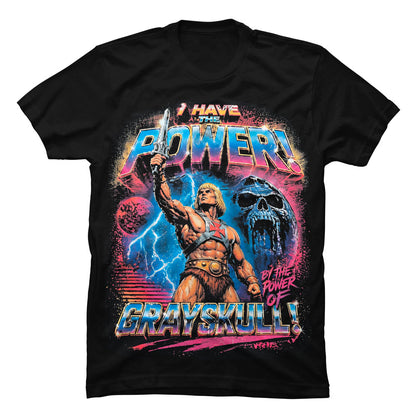 Primer plano de la impresión avanzada de He-Man, con colores vivos y texturas resistentes que no se cuartean con las lavadas