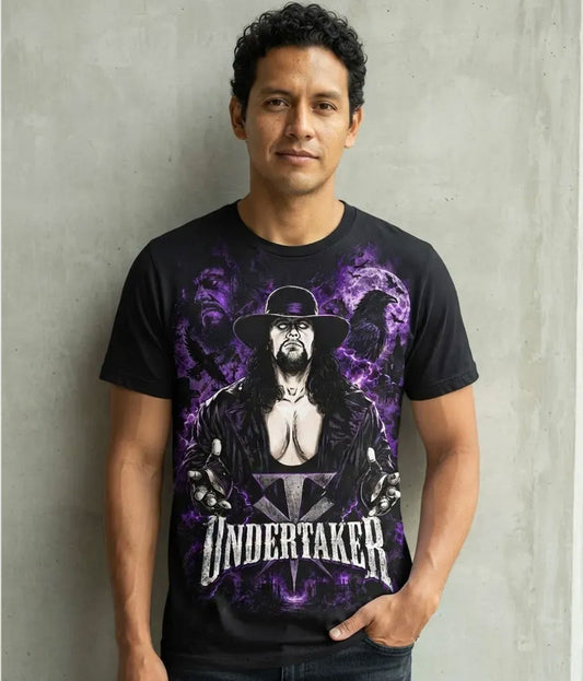 Modelo luciendo la Camiseta The Undertaker Lucha Libre en un outfit urbano streetwear.