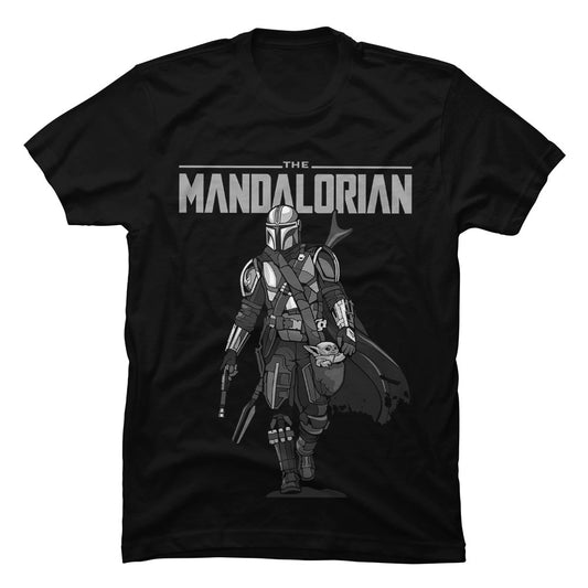 Camiseta negra con estampado gráfico de alta definición del Mandaloriano portando su rifle y armadura Beskar