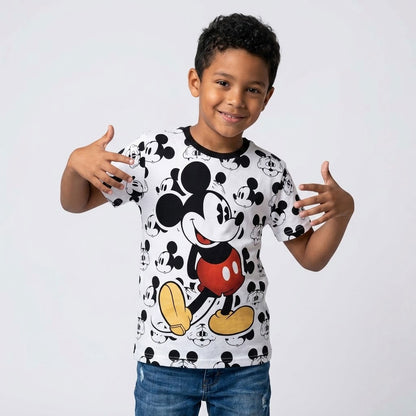 Modelo luciendo la Camiseta Mickey Mouse Classic en un outfit urbano streetwear.