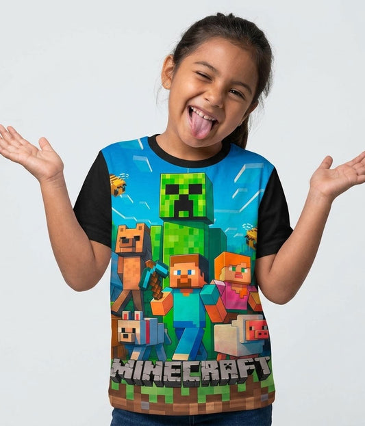 Camiseta para niños con un diseño panorámico que representa el universo Minecraft con diferentes biomas y personajes