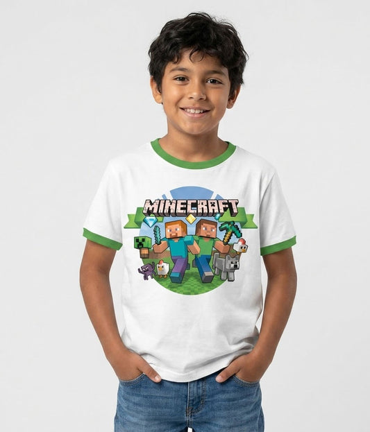 Camiseta blanca tipo Ringer para niños con cuello y bordes de manga en color verde y diseño de Minecraft
