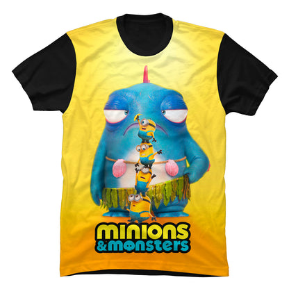Camiseta negra en Tela Piel de Durazno 180grs con diseño gráfico a color de la portada de la película combinada de Minions y Monstruos