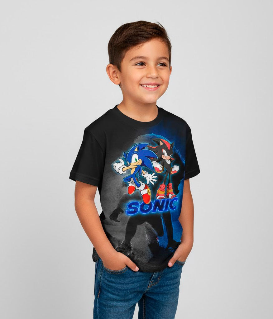Niño luciendo la camiseta de Sonic y Shadow Amigos de la colección gamer de La Camiseta.