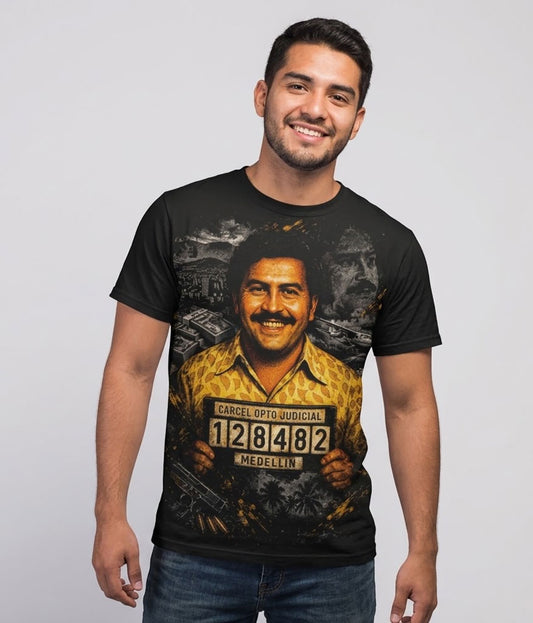 Modelo luciendo la Camiseta El Patrón Pablo Escobar Cárcel en un outfit urbano streetwear.