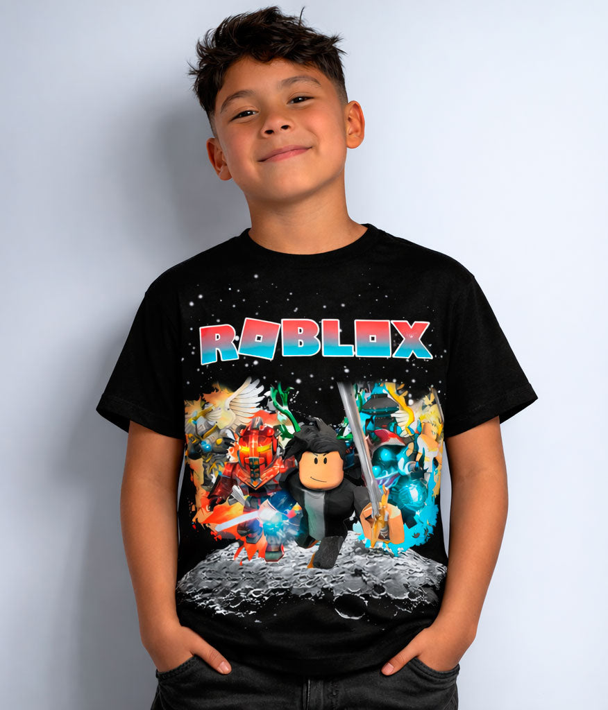 Camiseta negra de Roblox con diseño de astronauta haciendo caminata lunar y logo de Roblox