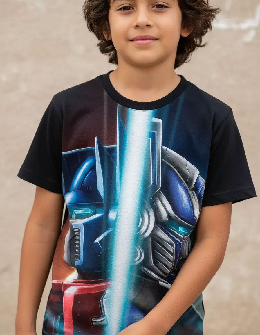 Modelo luciendo la Camiseta Transformers Optimus Prime en un outfit urbano streetwear.