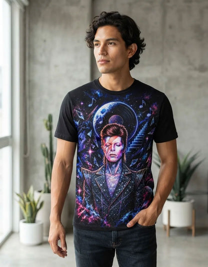 Modelo luciendo la Camiseta Rock David Bowie Starman en un outfit urbano streetwear rockero.