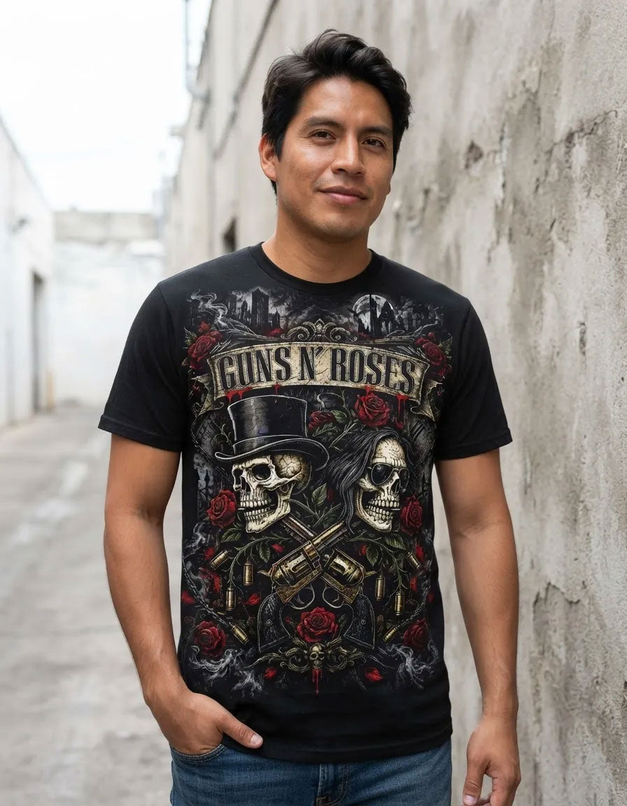 Modelo luciendo la Camiseta Rock Guns N' Roses Calaveras en un outfit urbano streetwear rockero.