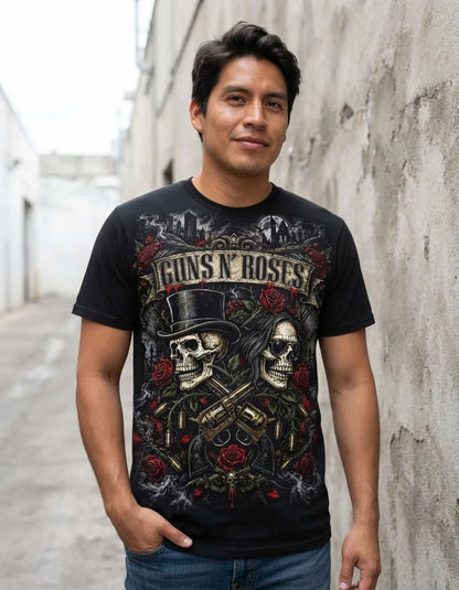 Modelo luciendo la Camiseta Rock Guns N' Roses Calaveras en un outfit urbano streetwear rockero.
