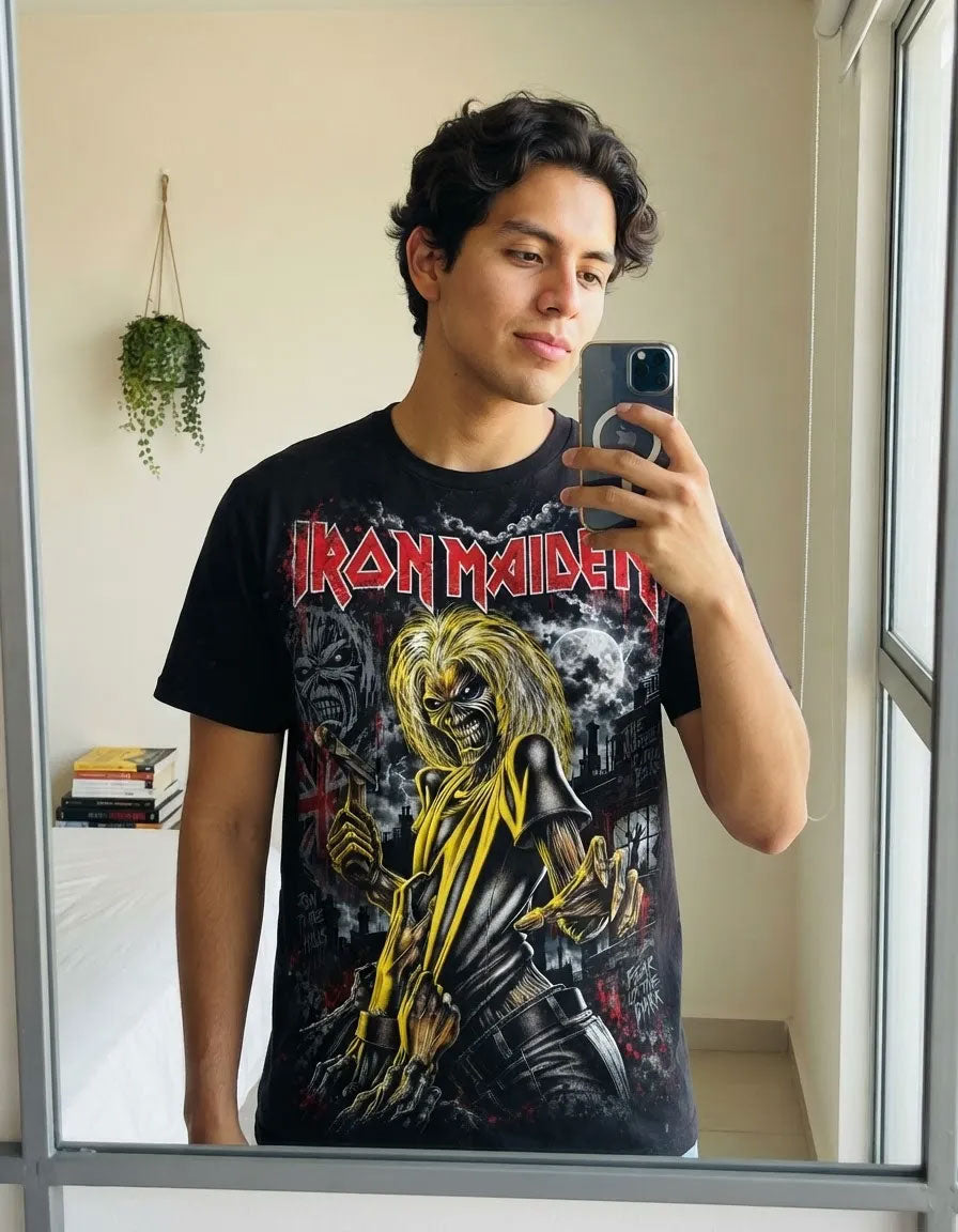 Modelo luciendo la Camiseta Rock Iron Maiden Killers en un outfit urbano streetwear rockero.
