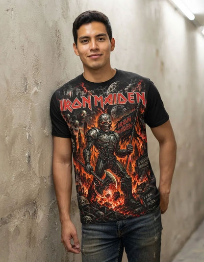 Modelo luciendo la Camiseta Rock Iron Maiden Eddie Cibernético en un outfit urbano streetwear metalero.