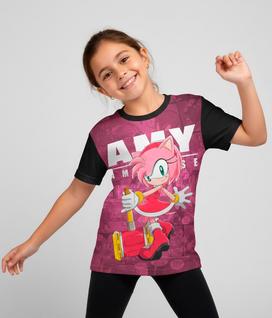 Niña fan de Sonic usando la camiseta de Amy Rose Piko Piko de la tienda La Camiseta.