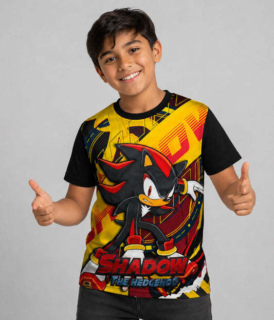 niño gamer con camiseta de shadow de sonic el erizo