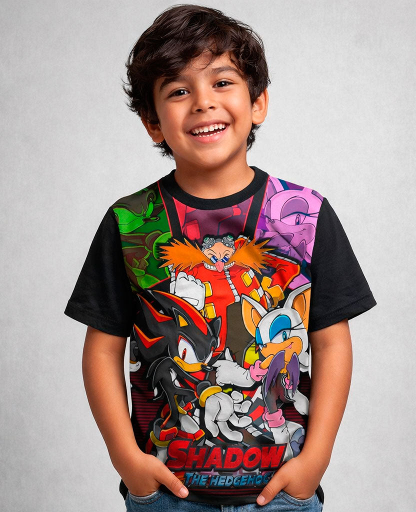 Niño gamer vistiendo la camiseta de Shadow y sus Amigos de la tienda La Camiseta.