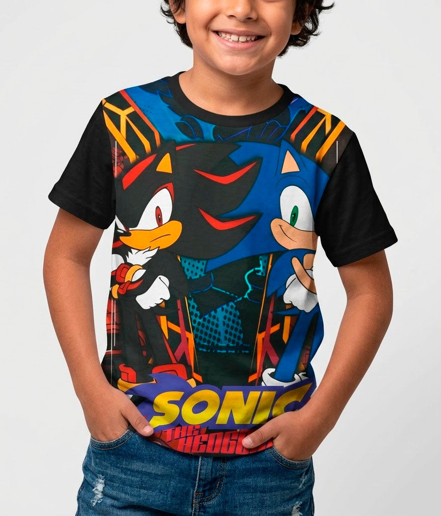 Niño fanático de Sega usando la camiseta de Sonic y Shadow de La Camiseta mientras juega videojuegos.
