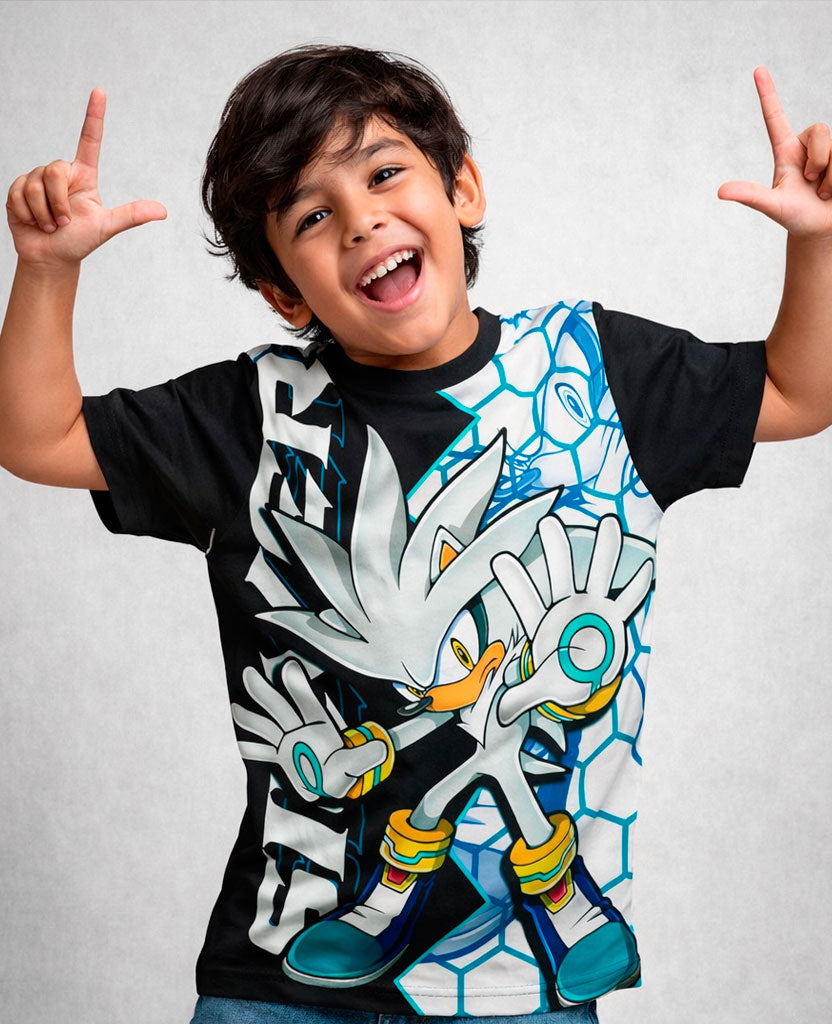 Niño fan de Sonic luciendo la camiseta de Silver de la tienda La Camiseta.